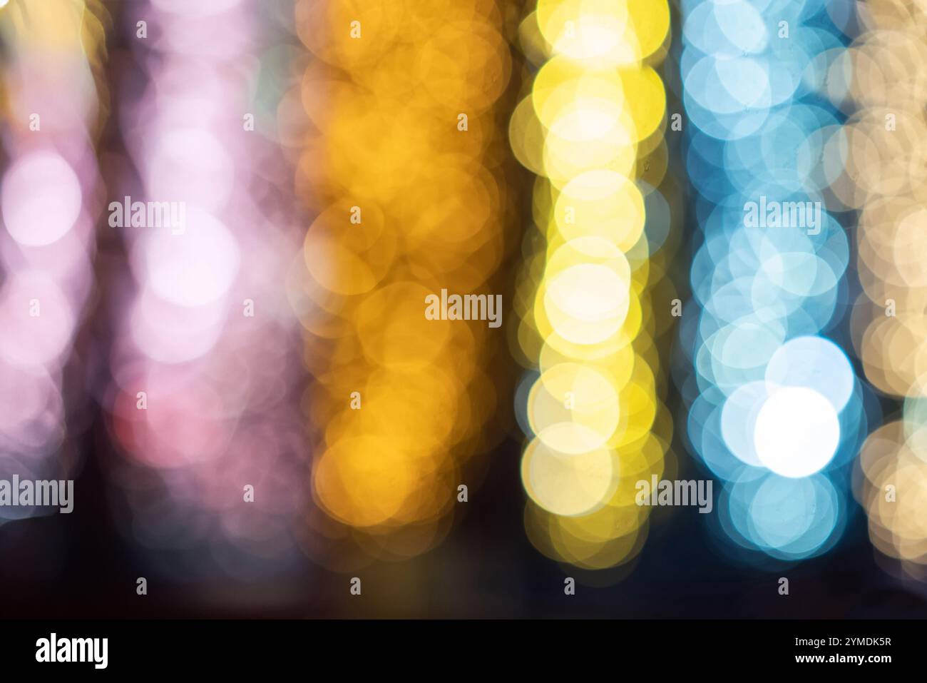 Buntes Bokeh aus weihnachtslichtern schafft eine magische festliche Atmosphäre Stockfoto