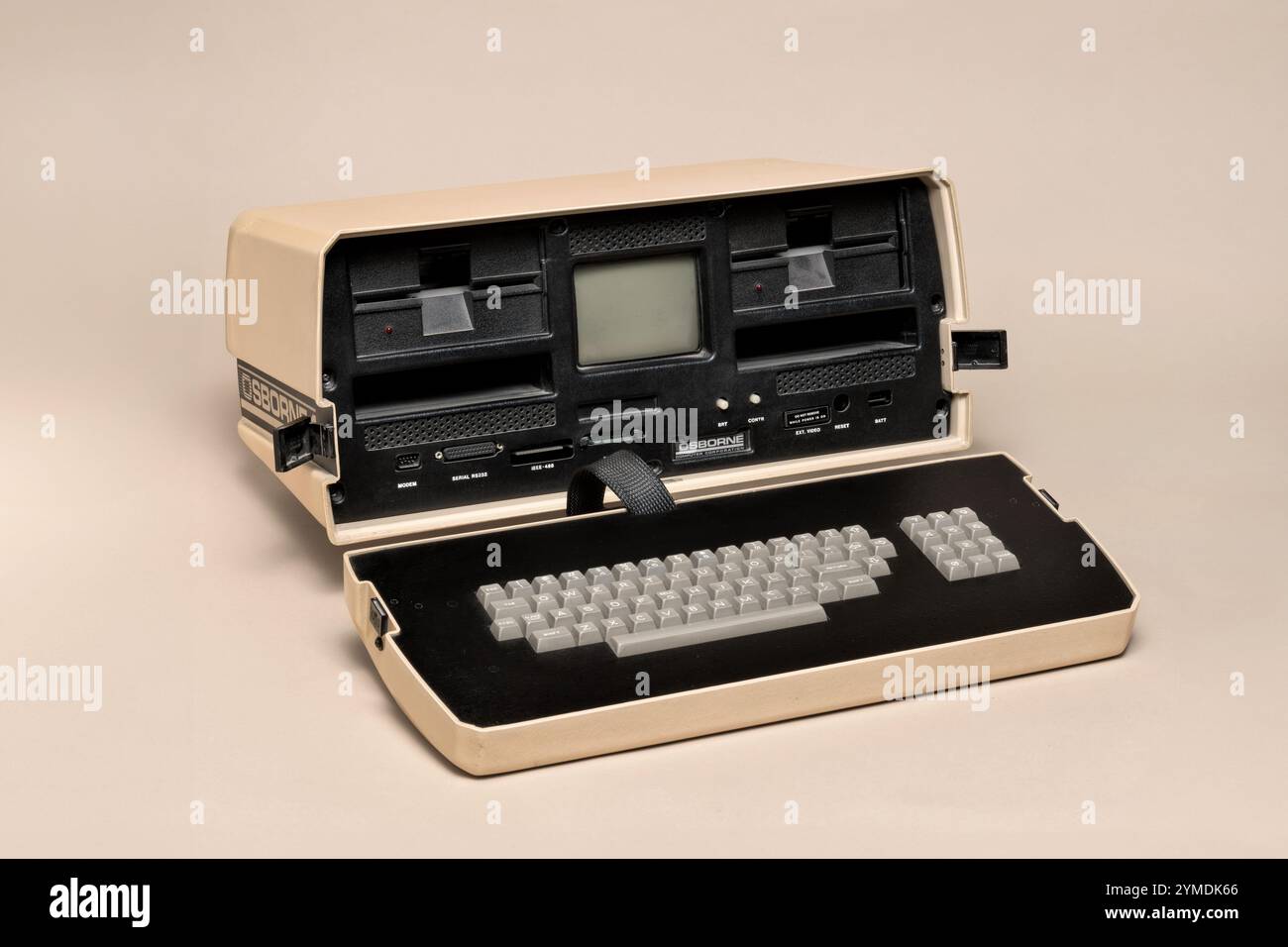 Pavia, Lombardei, Italien - 12. Oktober 2024: Osborne 1, der erste tragbare Computer für Führungskräfte aus dem Jahr 1983 im Ctrl+Alt Museum. Das Gewicht betrug 10,7 kg Stockfoto