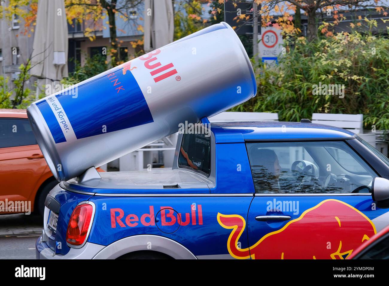 Düsseldorf 21.11.2024 Red Bull Energydrink koffeinhaltiges taurinhaltiges Getränk Blechdose Aludose Aluminiumdose Dosenpfand Flaschenpfand Recycling Düsseldorf Nordrhein-Westfalen Deutschland *** Düsseldorf 21 11 2024 Red Bull Energy Drink koffeinhaltiges taurinhaltiges Getränk Dose Aluminiumdose Dose kann Flaschendeponie Recycling Düsseldorf Nordrhein-Westfalen Deutschland Stockfoto
