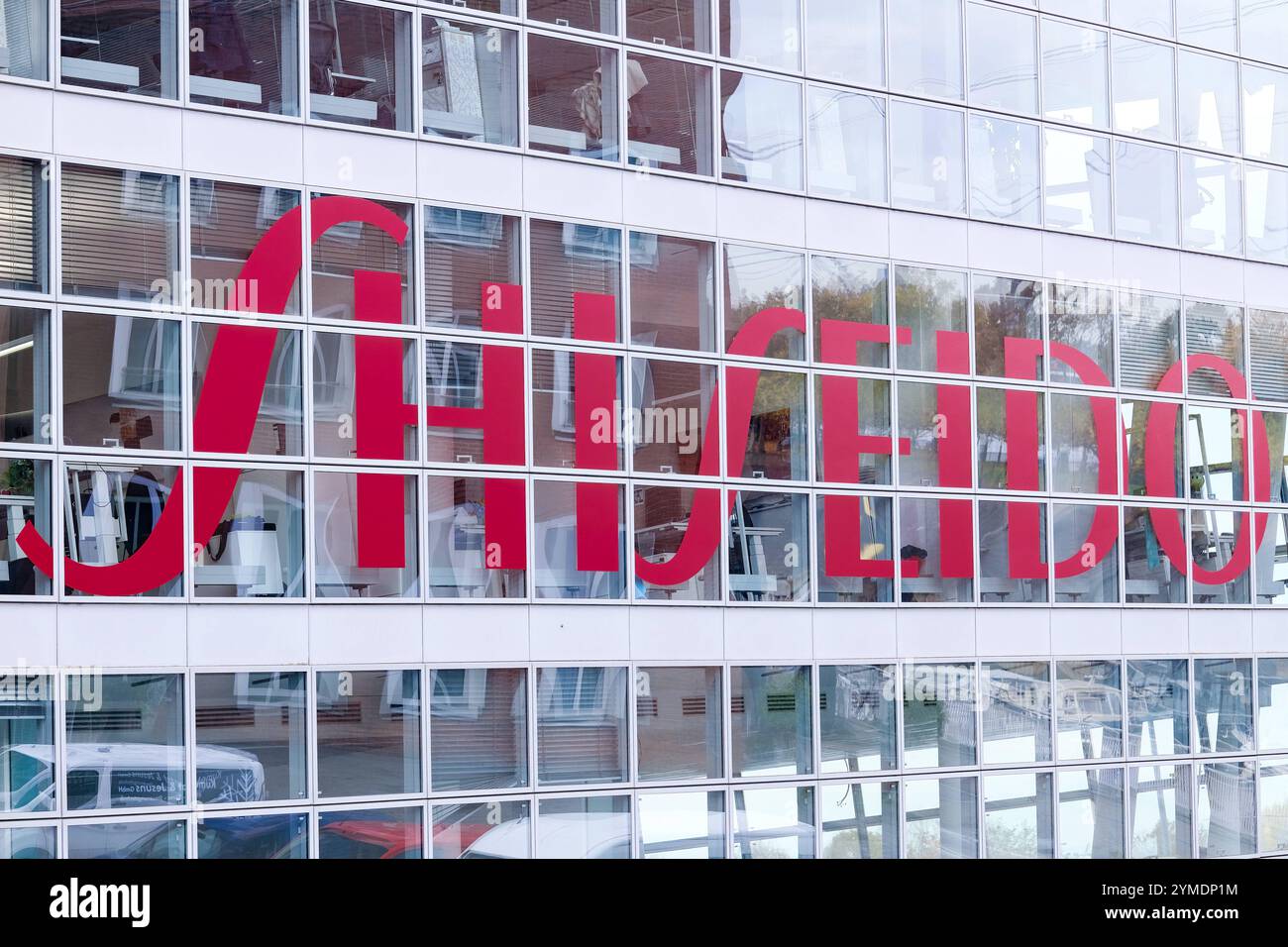 Düsseldorf 21.11.2024 Shiseido Kosmetik Medienhafen Düsseldorf Nordrhein-Westfalen Deutschland *** Düsseldorf 21 11 2024 Shiseido Kosmetik Medienhafen Düsseldorf Nordrhein-Westfalen Deutschland Stockfoto