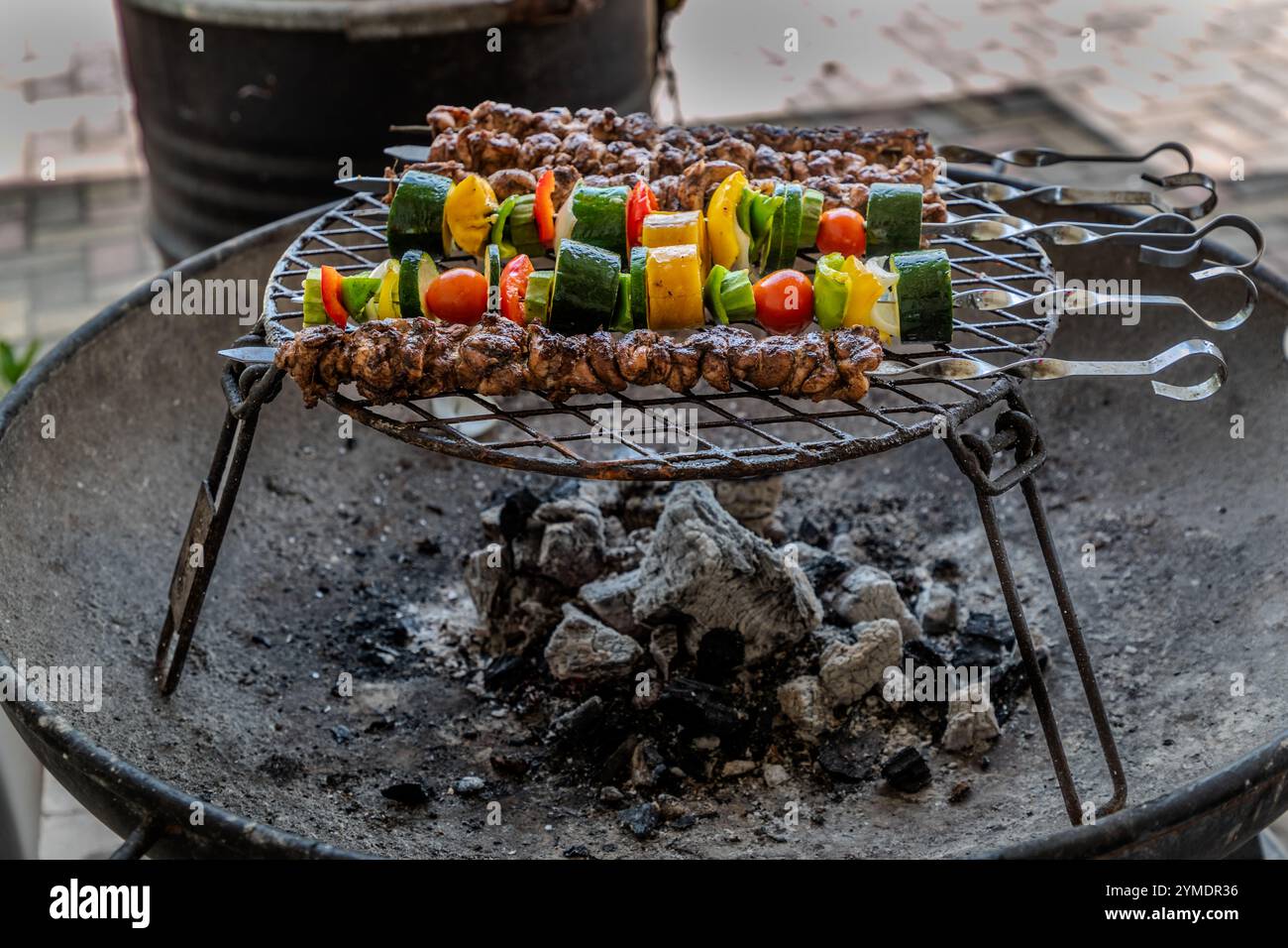Karibischer Kochworkshop mit Küchenchef Helmi Smeulders. Spieße mit Huhn und Gemüse über dem Holzkohlegrill. Djonora Marthaweg, Willemstad, Curacao, Kòrsou Stockfoto