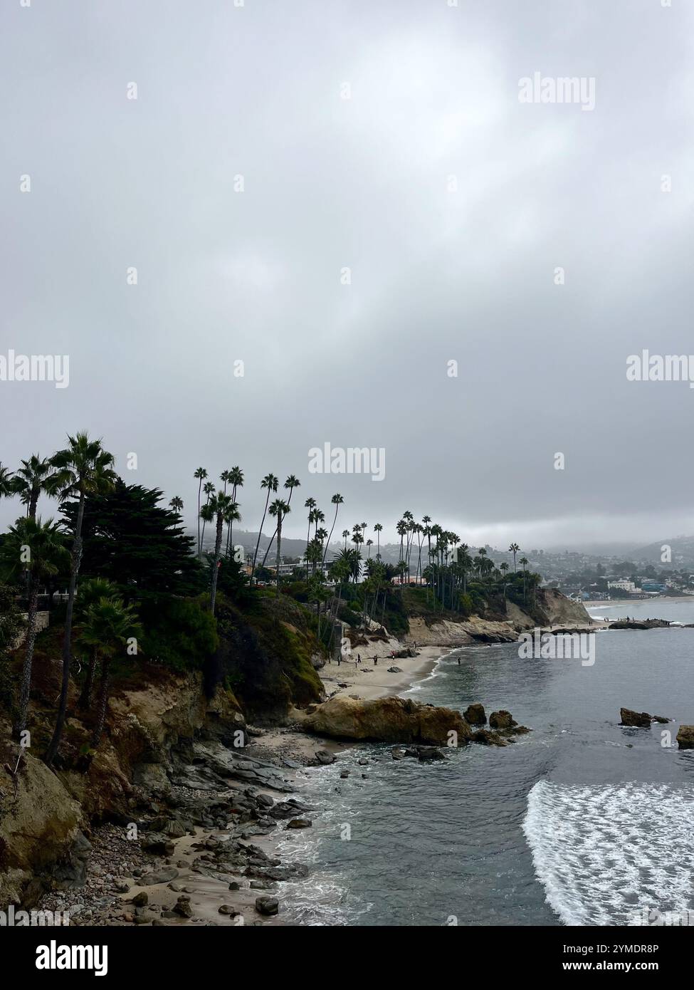 Nebeliger Morgenspaziergang Entlang Der Laguna Beach Cliffs - Smartphone-aufgenommenes Stockfoto