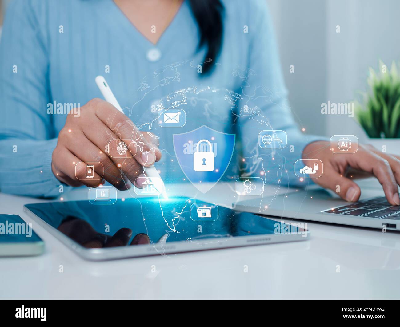 Geschäftsfrau, die Schlüssel- und Netzwerksicherheit zeigt, stellt Schutz vor Cyberangriffen und Online-Hacking dar, Schutz vor externen Hacks, Cybe Stockfoto
