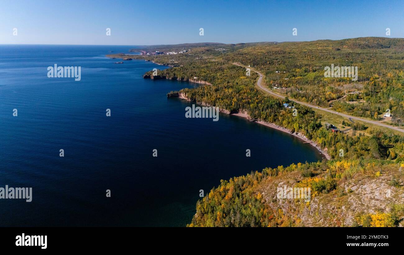 Luftaufnahme von Palisade Head, einem Aussichtspunkt am Lake Superior, der Teil des Tettegouche State Park in der Nähe von Ilgen City, Minnesota, USA auf einer wunderschönen A ist Stockfoto