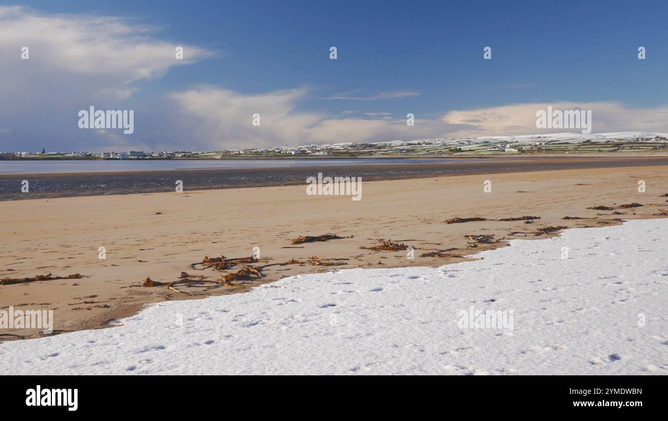 Schnee am Strand in Lahinch, County Clare, Irland. Stockfoto