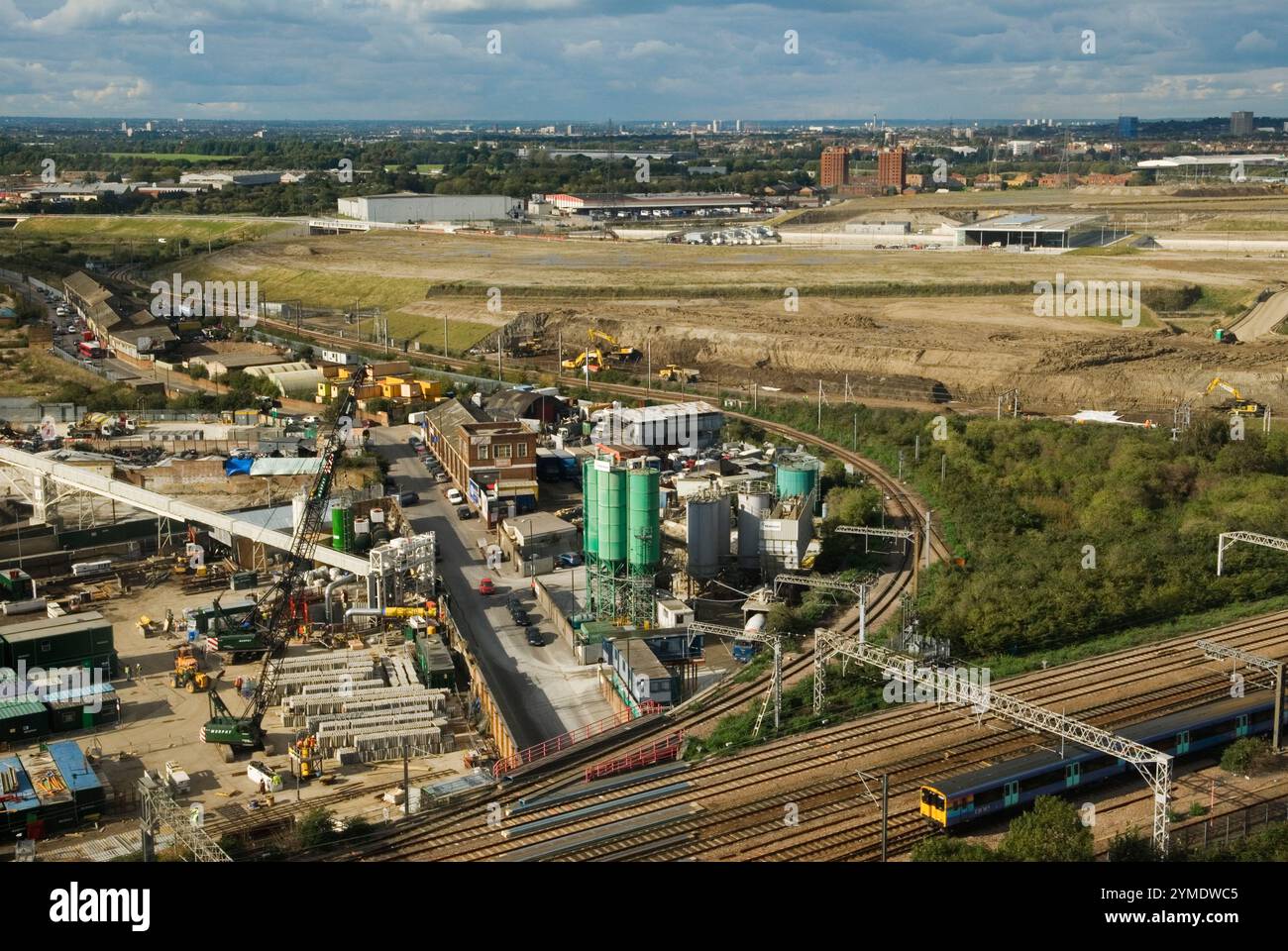 East London der Ort des Lower Lea Valley des London Olympic Games Park 2012, 4. Oktober 2006. Blick hinunter und nach Osten auf den geplanten Ort der Olympischen Spiele 2012, Dorf und Arena. Carpenters Road und Industriegelände (links) und der neue internationale Bahnhof Stratford (Mitte rechts) Stratford, London E15. HOMER SYKES AUS DEN 2000ER JAHREN Stockfoto