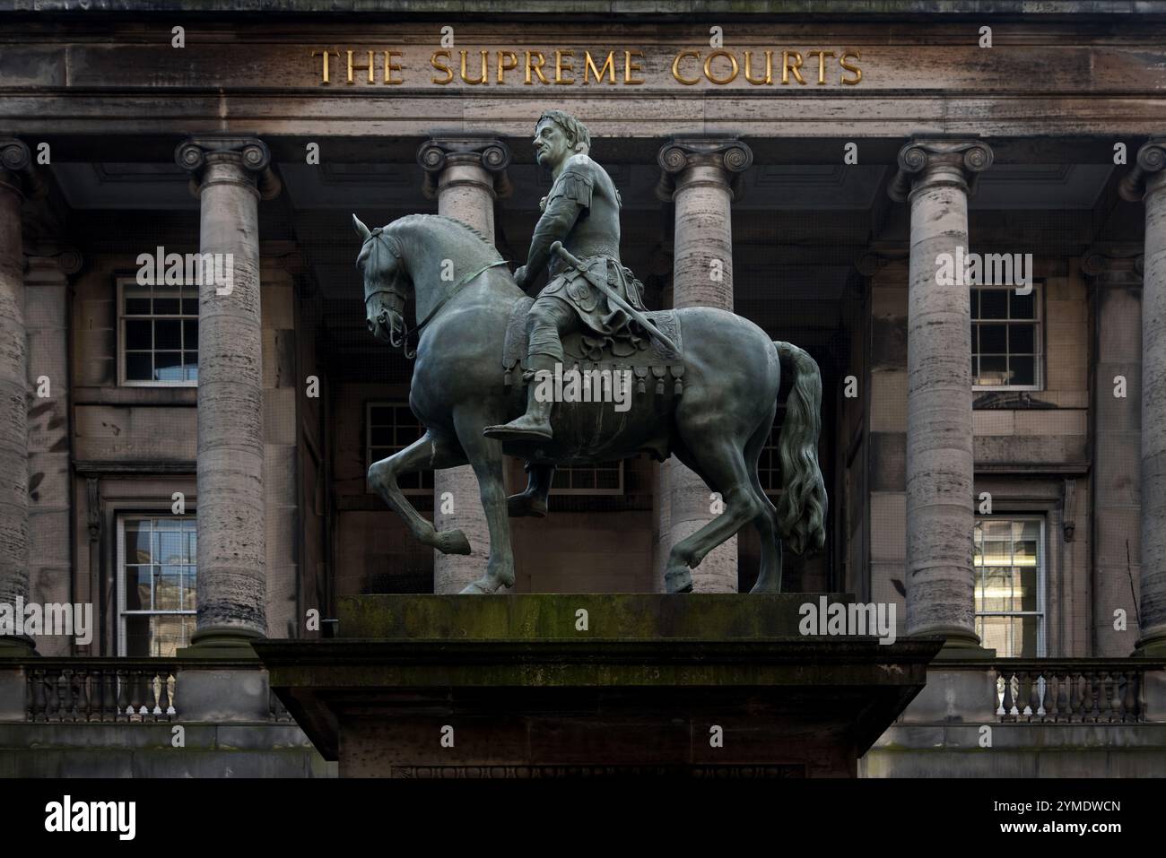 Die Reiterstatue von Karl II. Verkleidet als römischer Kaiser vor den Obersten Gerichten auf dem Parliament Square in Edinburgh, Schottland, Großbritannien. Stockfoto