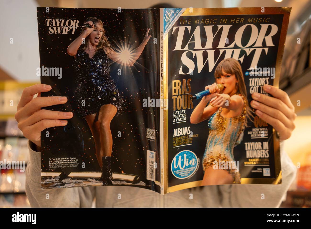 Ein Mädchen im Teenageralter durchsucht das Magazin Taylor Swift: The Magic in her Music, das am Sonntag bei Key Publishing in einem Buchladen in Tigard, Oregon, veröffentlicht wurde... Stockfoto