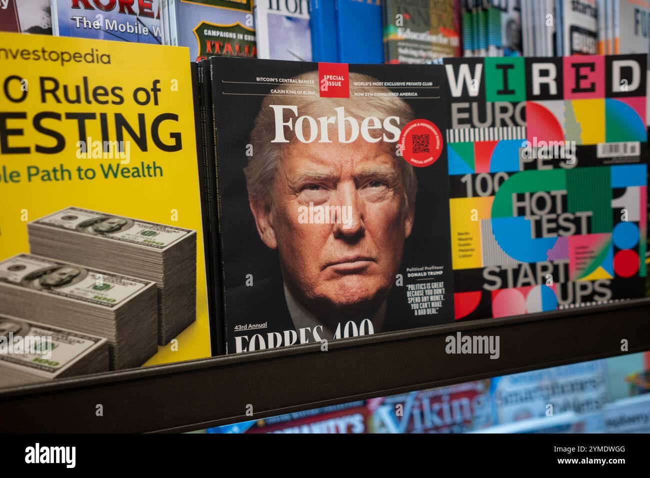 Eine Sonderausgabe des Forbes Magazins mit einer Titelgeschichte über Donald Trump wird am 17. November 2024 in einem Buchladen in Tigard, Oregon, ausgestellt. Stockfoto