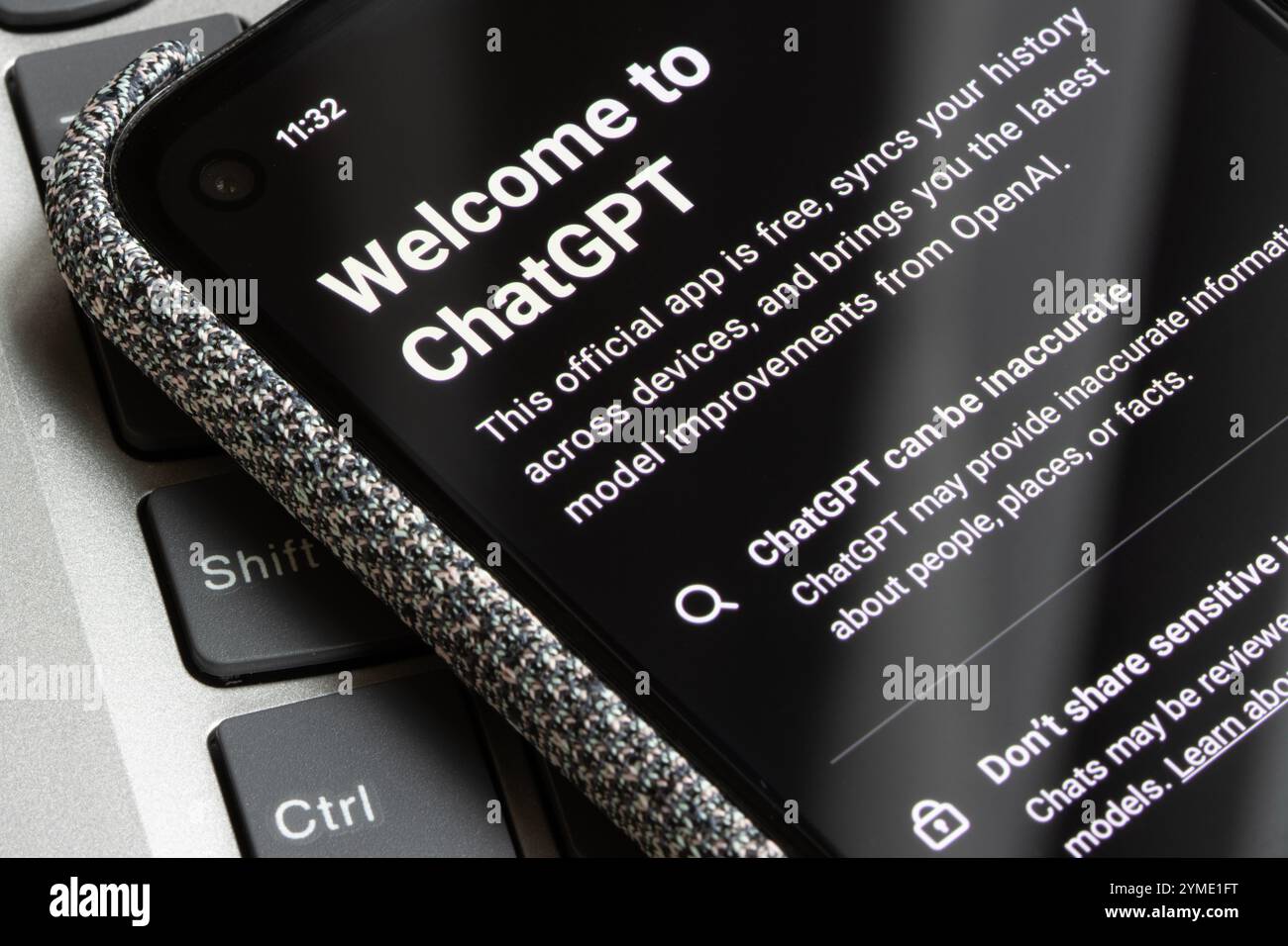 Die mobile ChatGPT-App wird auf einem Google Pixel-Smartphone gestartet. ChatGPT ist ein generativer Chatbot für künstliche Intelligenz, der von OpenAI entwickelt wurde. Stockfoto