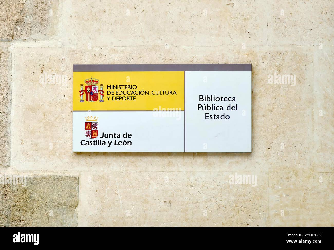 Schild für die öffentliche Bibliothek auf der Plaza San Juan Burgos Castile und Leon Spain Stockfoto