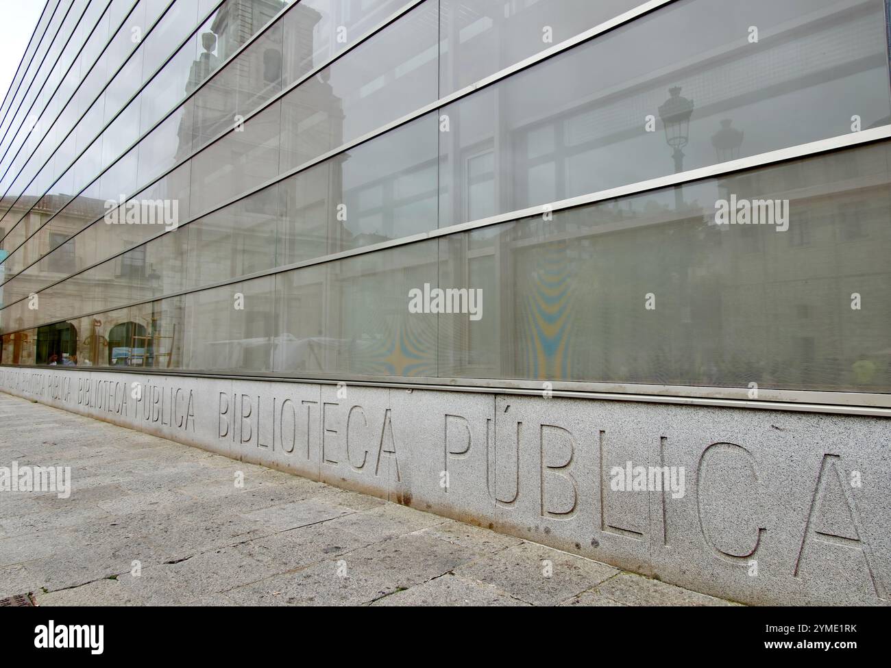 Glasfassade der öffentlichen Bibliothek auf der Plaza San Juan Burgos Castile und Leon Spanien Stockfoto