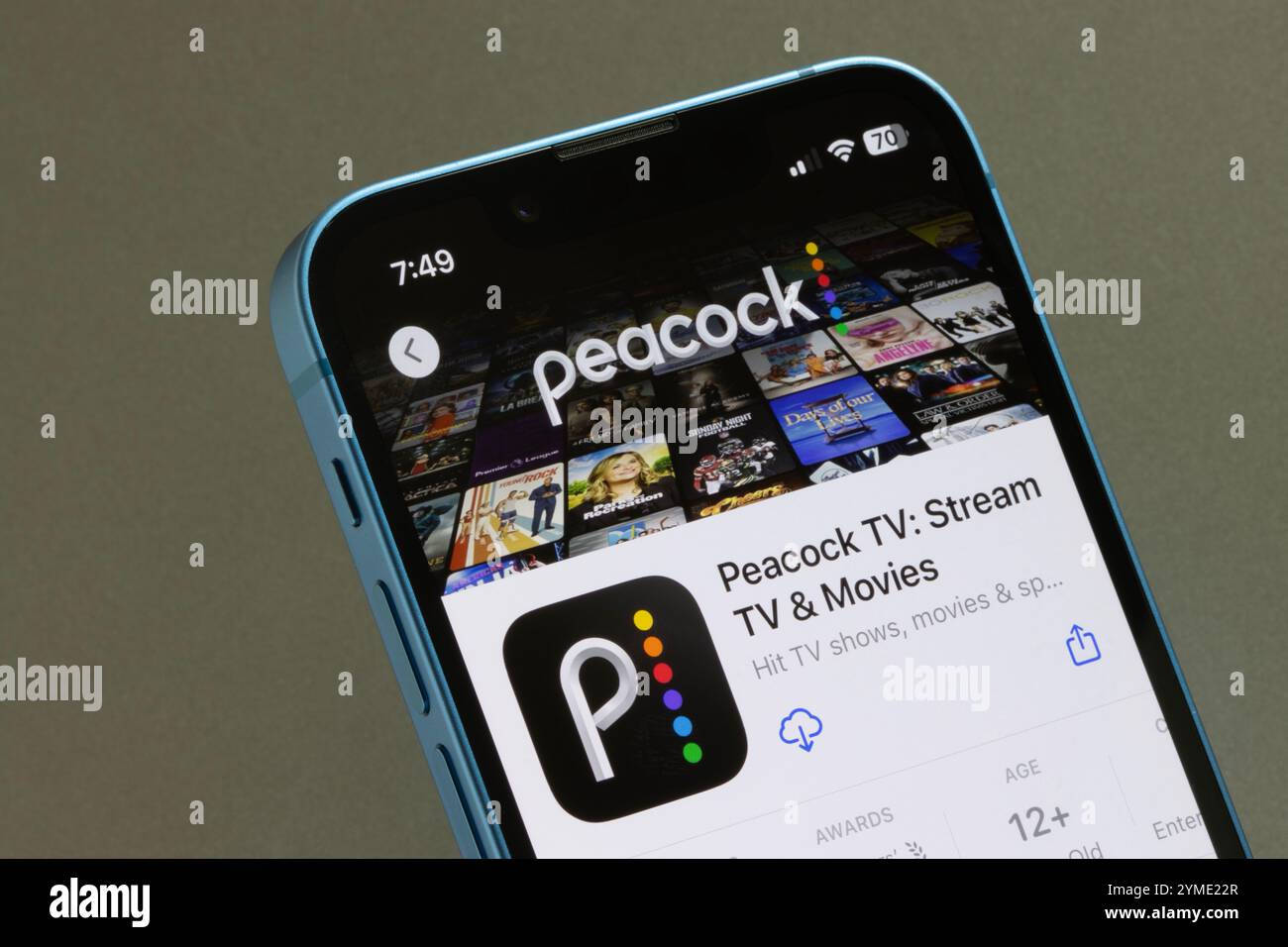 Die Peacock TV-App wird im App Store auf dem Bildschirm eines iPhones angezeigt. Peacock ist der Streaming-Dienst von NBCUniversal. Stockfoto