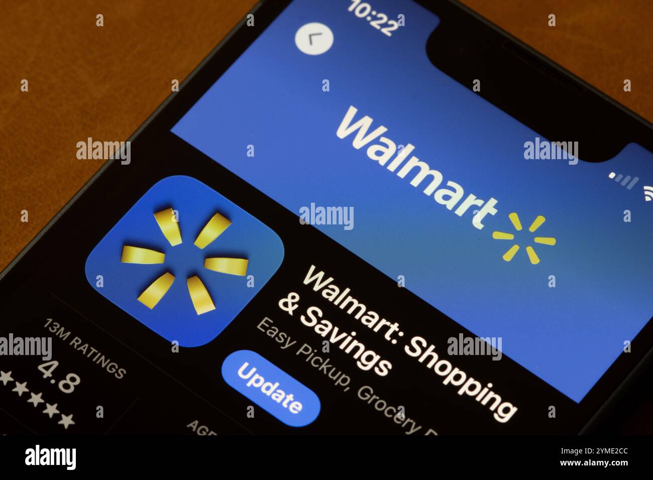 Die Walmart App wird im App Store auf dem Bildschirm eines iPhone angezeigt. Stockfoto