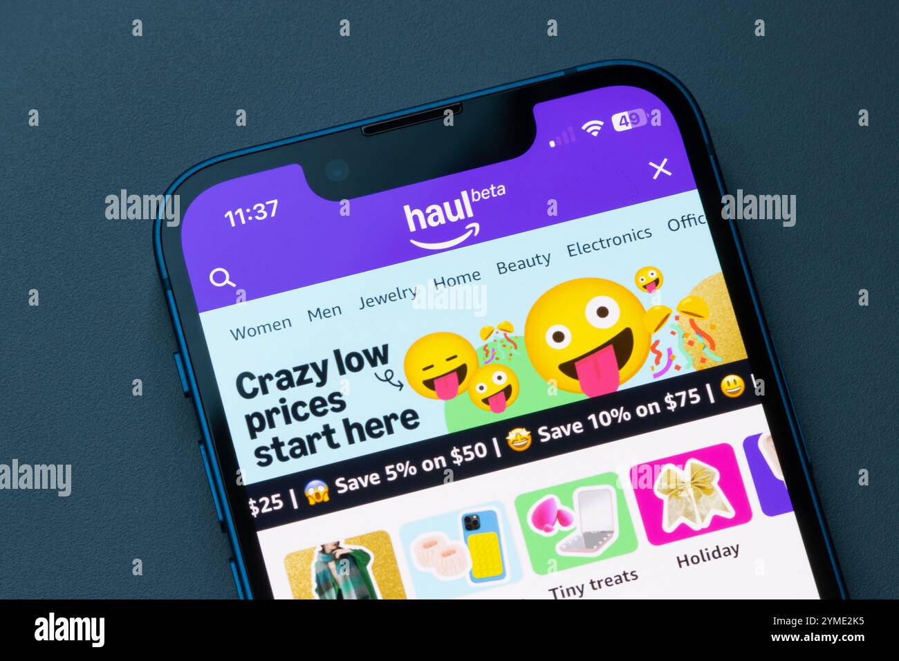 Der neue Online-Rabattbereich „Haul“ von Amazon wird über die Amazon App auf einem iPhone angezeigt. Amazon startet einen Temu und Shein Rivalen mit „verrückten niedrigen“ Preisen. Stockfoto