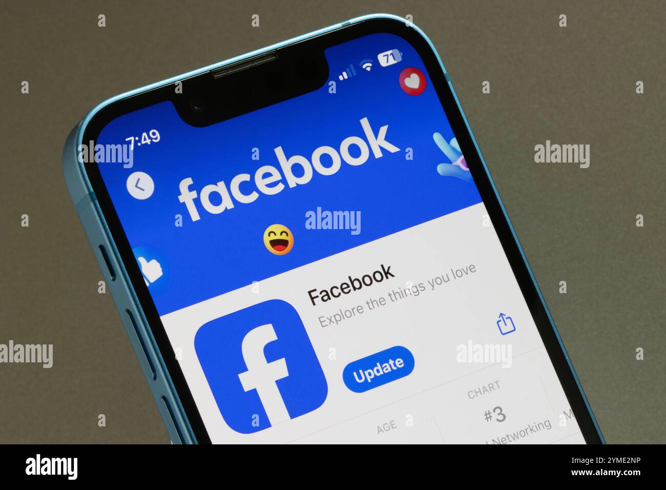 Die Facebook-App wird im App Store auf dem Bildschirm eines iPhone angezeigt. Stockfoto