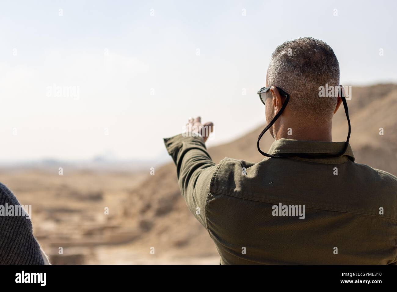 Mann, der auf den Nachtisch zeigt Stockfoto