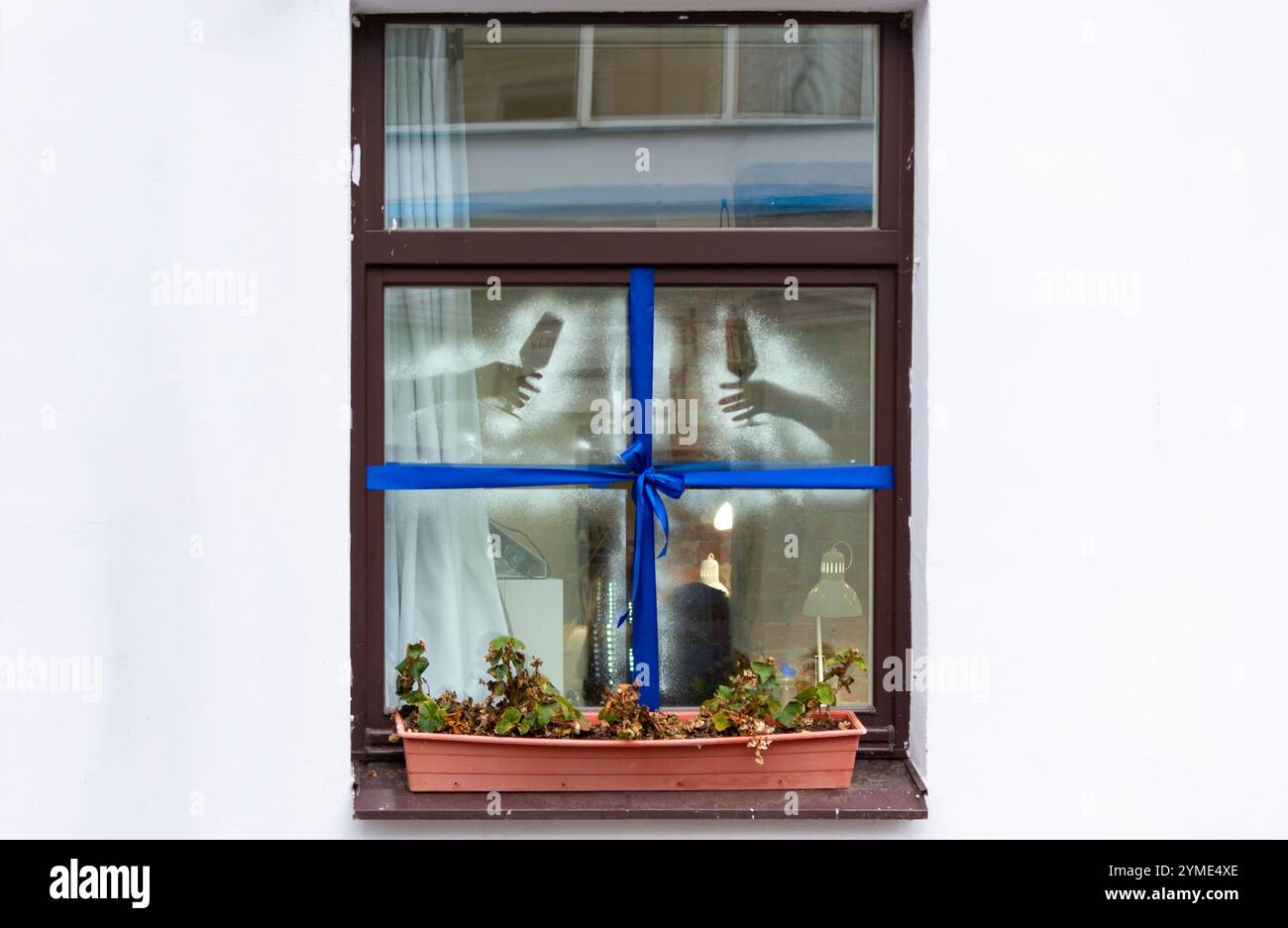 Die elegante klassische Fassade des Gebäudes mit einem Buntglasfenster, ein wunderschönes Muster, das den alten europäischen Stil und die Geschichte demonstriert Stockfoto