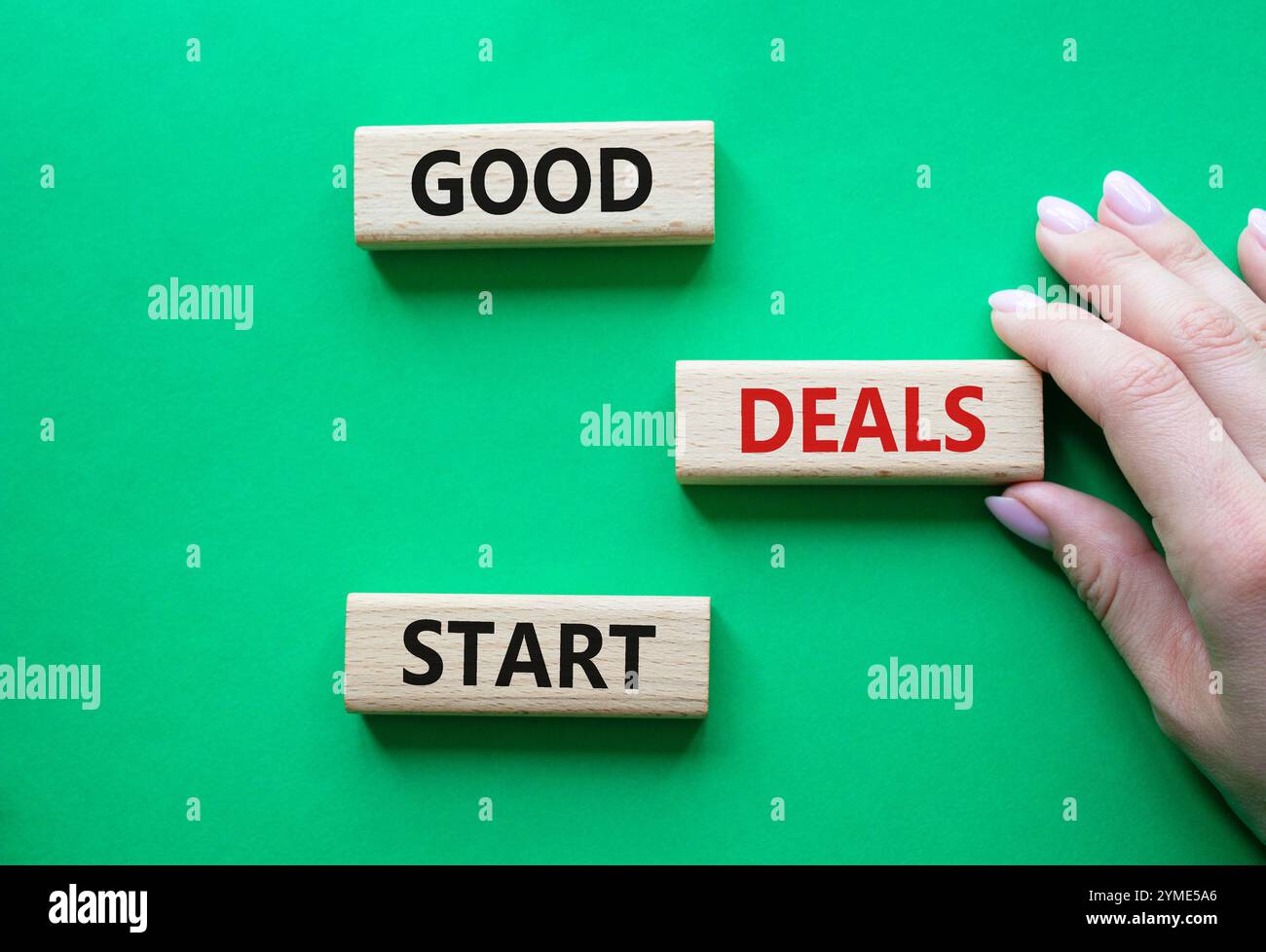 Symbol für „Good Deals Start“. Concept Words Good Deals beginnt mit Holzklötzen. Geschäftsmann Hand. Schöner grüner Hintergrund. Geschäftskonzept. Kopierbereich. Stockfoto