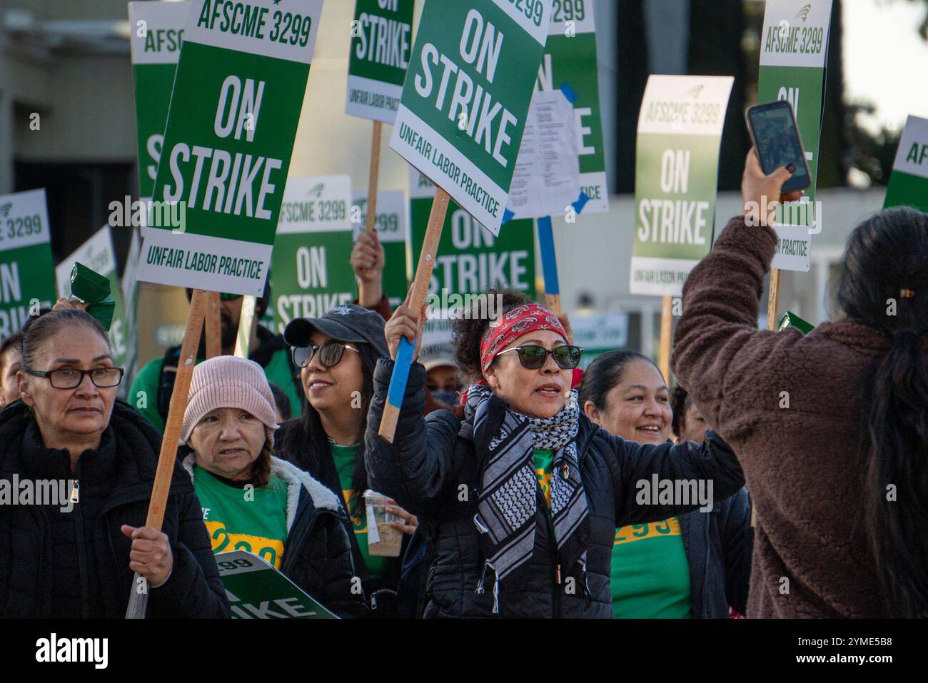 San Diego, Kalifornien, USA. November 2024. Tausende von Patienten- und Servicearbeitern am UC San Diego Medical Center und anderen Campus der University of California im ganzen Bundesstaat begannen heute Morgen um Mitternacht ihren zweitägigen Streik mit unfairen Verhandlungstaktiken, die das UC-System bestreitet. Die AFSCME Local 3299 gewerkschaft sagt, dass etwa 37.000 UC-Arbeiter am Streik teilnehmen werden, was jeden UC-Campus und jede medizinische Einrichtung im ganzen Land betrifft. Der Streik endet am Donnerstag, den 21. November 2024, um Mitternacht, wobei an beiden Tagen von 7.00 bis 16.00 Uhr die Pflückung geplant ist. (Foto: © Jake Lee Green/ZUMA Stockfoto