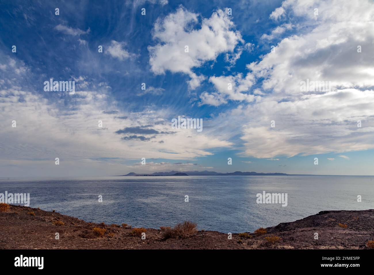 Blick auf die Insel Fuerteventura vom Naturpark Los Ajaches, den Kanarischen Inseln, Lanzarote, Timanfaya Nationalpark Stockfoto
