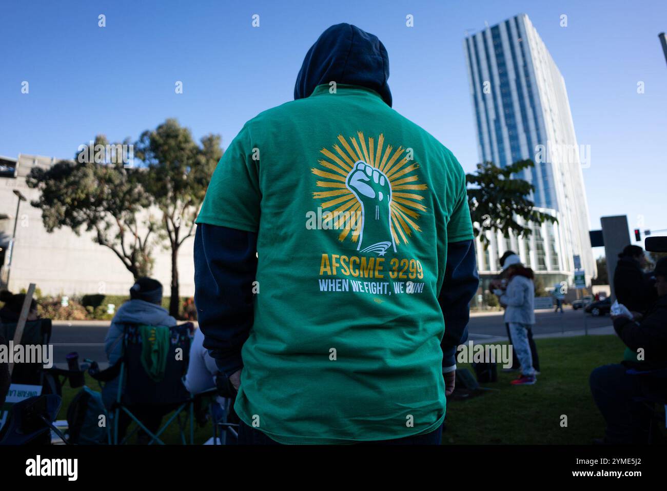 San Diego, Kalifornien, USA. November 2024. Tausende von Patienten- und Servicearbeitern am UC San Diego Medical Center und anderen Campus der University of California im ganzen Bundesstaat begannen heute Morgen um Mitternacht ihren zweitägigen Streik mit unfairen Verhandlungstaktiken, die das UC-System bestreitet. Die AFSCME Local 3299 gewerkschaft sagt, dass etwa 37.000 UC-Arbeiter am Streik teilnehmen werden, was jeden UC-Campus und jede medizinische Einrichtung im ganzen Land betrifft. Der Streik endet am Donnerstag, den 21. November 2024, um Mitternacht, wobei an beiden Tagen von 7.00 bis 16.00 Uhr die Pflückung geplant ist. (Foto: © Jake Lee Green/ZUMA Stockfoto