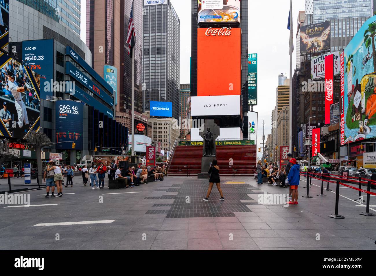 Besucher besuchen den Times Square in New York City, USA. Stockfoto