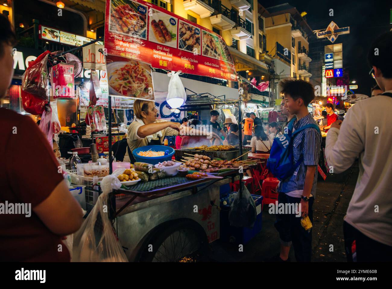 Bangkok, Thailand - 2. März 2024: Jodd Fairs Night Market. Hochwertige Fotos Stockfoto