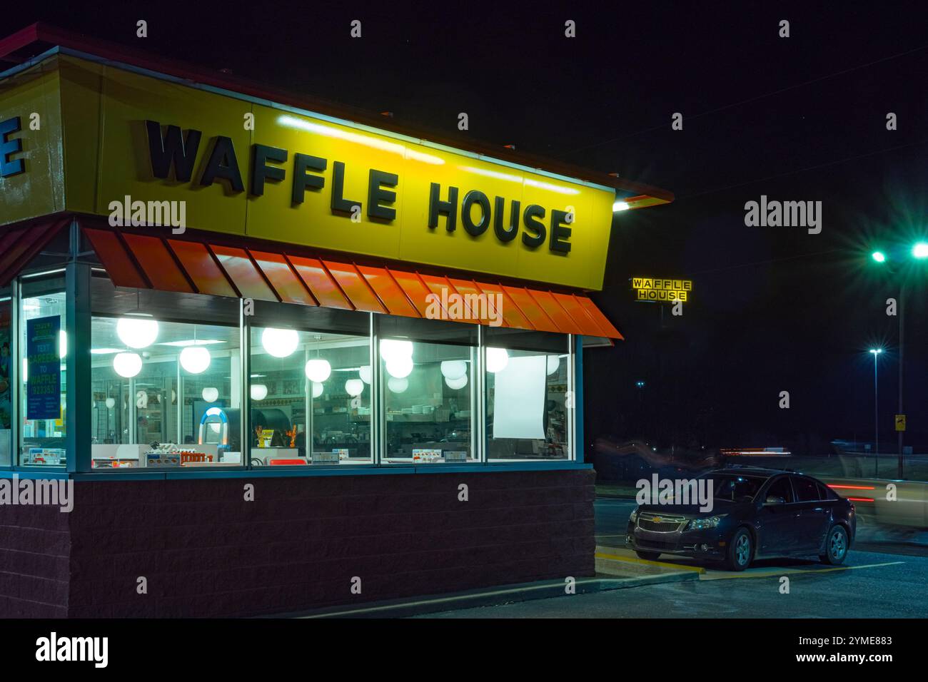 Calvert City, KY, US-December 2, 2021 : Waffle House außen in der Nacht. Waffle House, ist eine ikonische Restaurantkette mit mehr als 2.100 Standorten in Stockfoto