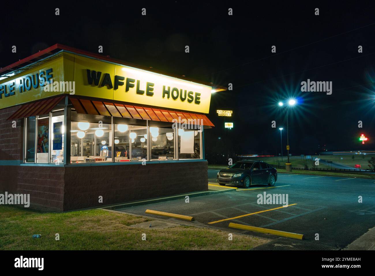 Calvert City, KY, US-December 2, 2021 : Waffle House außen in der Nacht. Waffle House, ist eine ikonische Restaurantkette mit mehr als 2.100 Standorten in Stockfoto