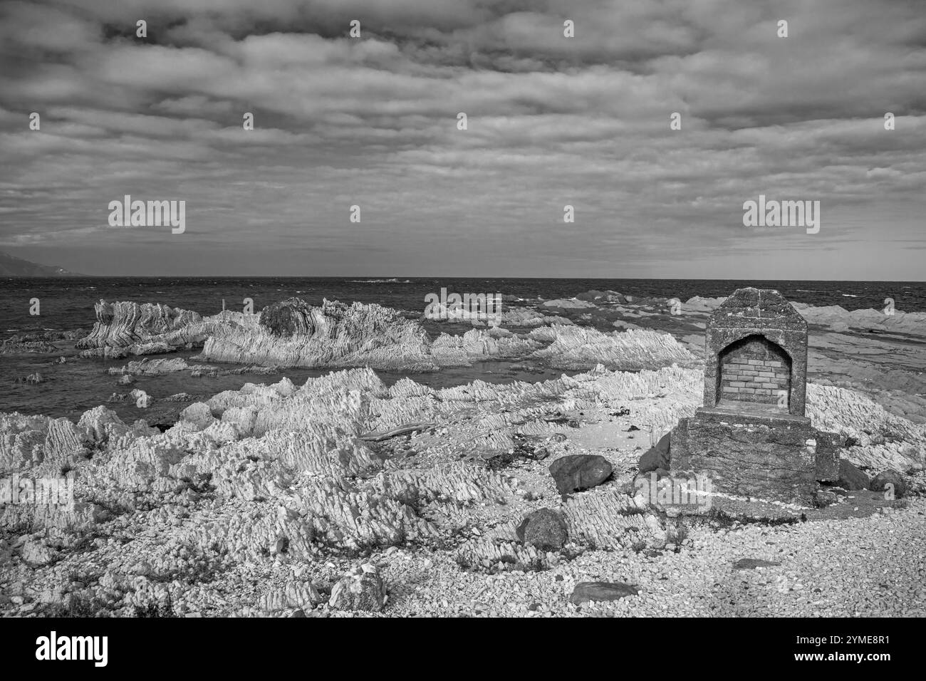 Schwarzweißbild der felsigen Küste um Kaikoura, Neuseeland. Stockfoto