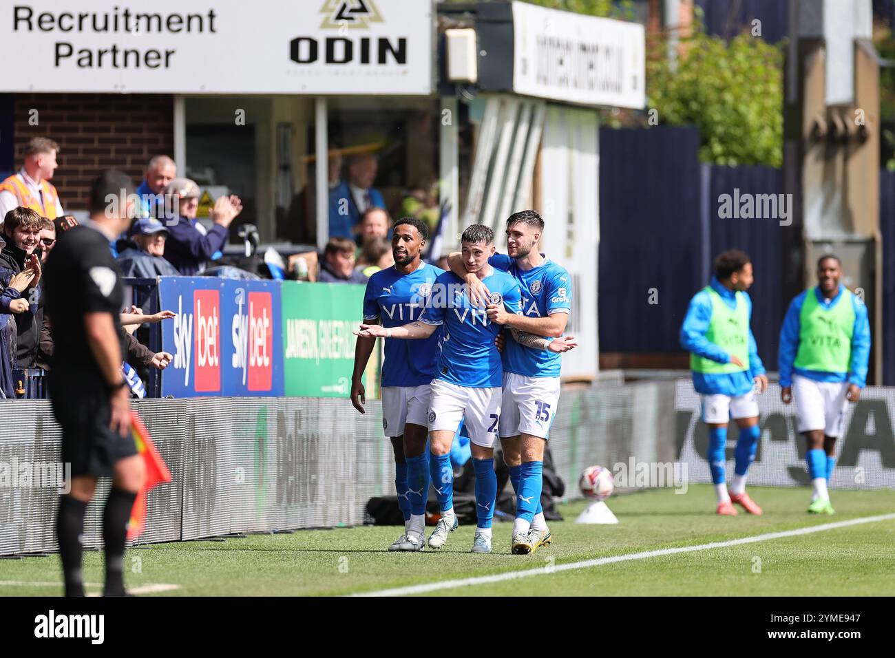 Louie Barry aus Stockport County feiert, nachdem sie ihr erstes Tor erzielt hat, als Stockport County gegen die Bristol Rovers in der Sky Bet League One spielt Stockfoto