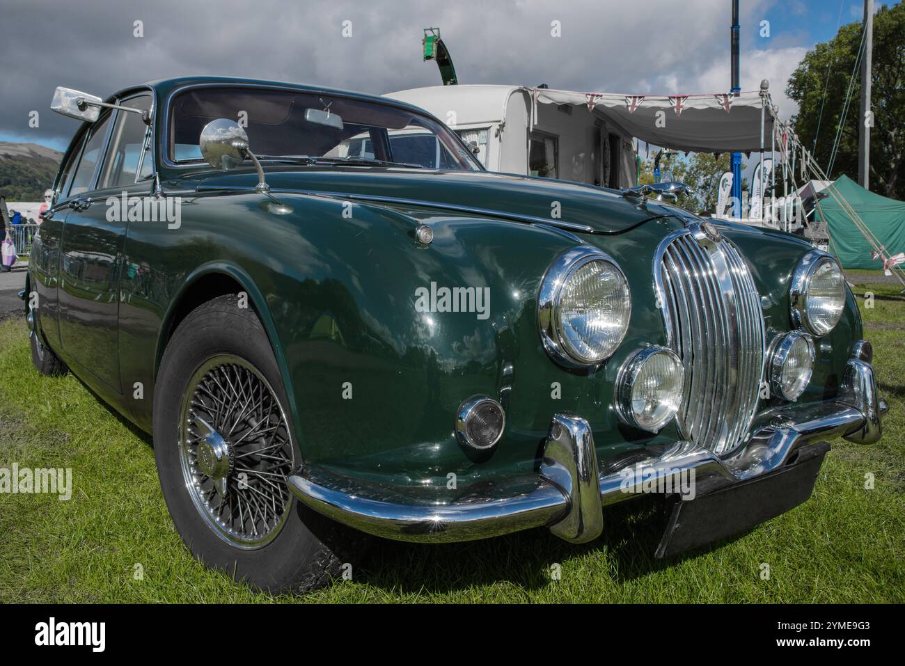 Ein 1968 Green Mark 2 Jaguar mit Drahtspeichen Stockfoto