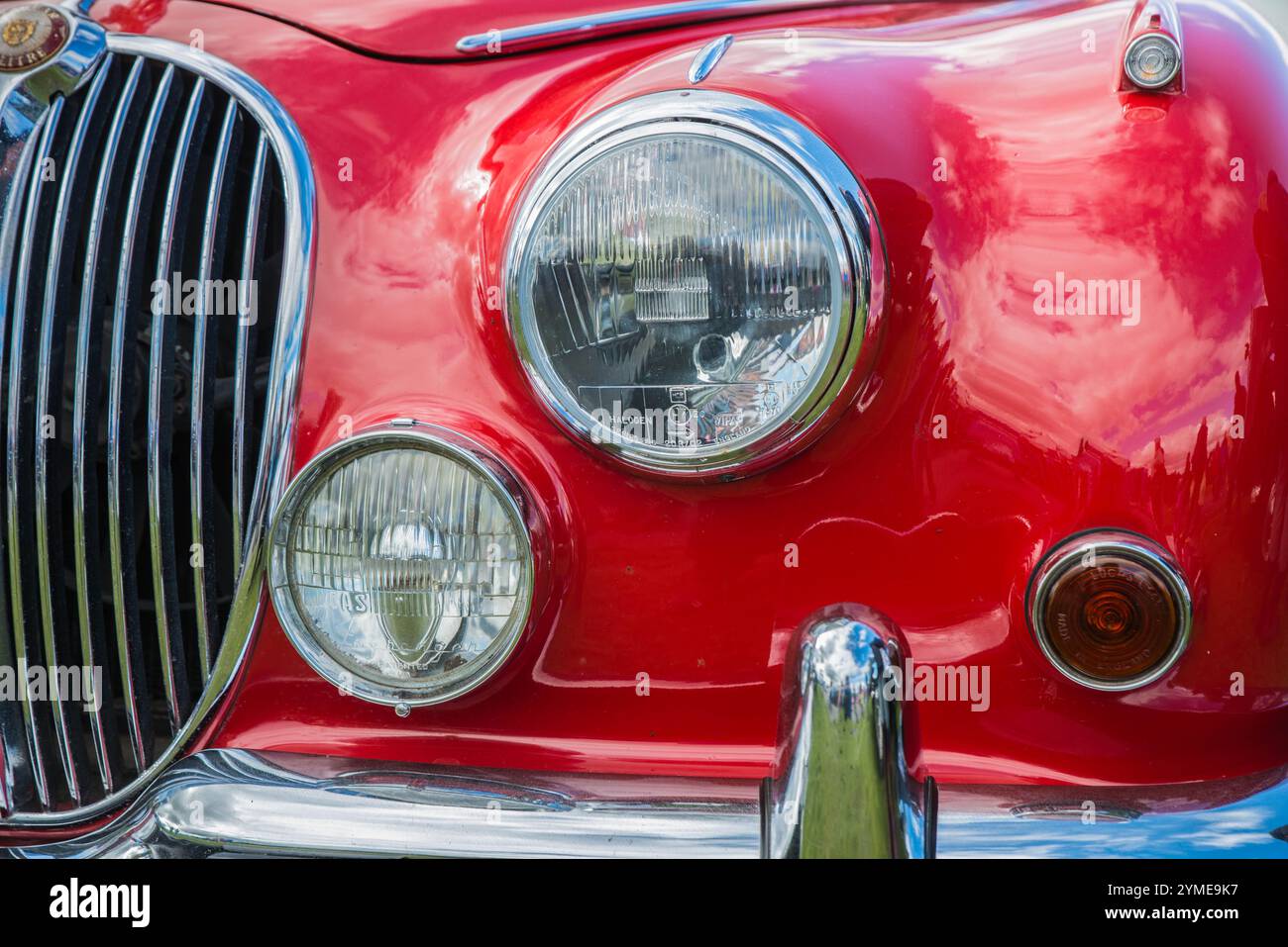 Eine Eckansicht eines Jaguar mit roter Markierung 2, der Scheinwerfer, Nebelscheinwerfer, Begrenzungslicht und Kontrollleuchte zeigt Stockfoto