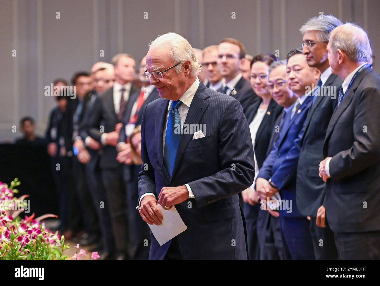 König von Schwedens Staatsbesuch in Singapur der schwedische König Carl XVI Gustaf bereitet sich auf eine Rede auf dem Singapur-Sweden Business Forum am 20. November 2024 in Singapur vor. Swedens King Carl XVI Gustaf ist auf Einladung von Singapurs Präsident Tharman zu einem dreitägigen Staatsbesuch in Singapur. Mit etwa 100 Geschäftsdelegierten in seinem Umfeld nimmt er an einem Singapur-Schweden-Wirtschaftsforum Teil, wo er Zeuge eines Austauschs von Memoranda of Understanding MOUs sein wird, die die Zusammenarbeit in den Bereichen Luftfahrt, Verteidigungstechnologie, Energie, Verkehr und Innovation im Gesundheitswesen umfassen. SINGAPUR Singapur Copyright: XMatrixx Stockfoto