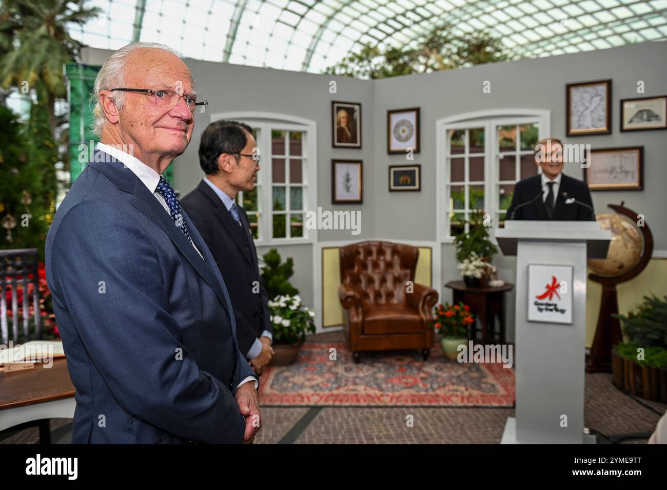 König von Schwedens Staatsbesuch in Singapur der König von Schweden L hört, wie der schwedische Botschafter in Singapur, anders Sjöberg R, am 21. November 2024 eine Rede im Garden by the Bay in Singapur hält. Swedens King Carl XVI Gustaf ist auf Einladung von Singapurs Präsident Tharman zu einem dreitägigen Staatsbesuch in Singapur. Mit etwa 100 Geschäftsdelegierten in seinem Umfeld nimmt er an einem Singapur-Schweden-Wirtschaftsforum Teil, wo er Zeuge eines Austauschs von Memoranda of Understanding MOUs sein wird, die die Zusammenarbeit in den Bereichen Luftfahrt, Verteidigungstechnologie, Energie, Verkehr und Innovation im Gesundheitswesen umfassen. SINGAPOR Stockfoto