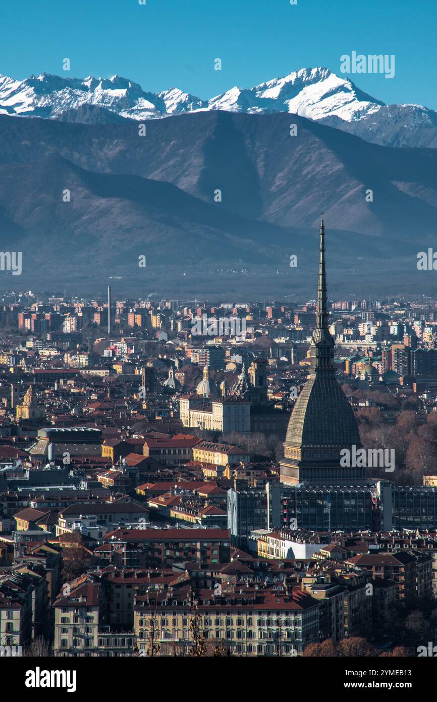 Landschaften der Stadt Turin, Italien. Bei Tageslicht und bei Nacht. Stockfoto