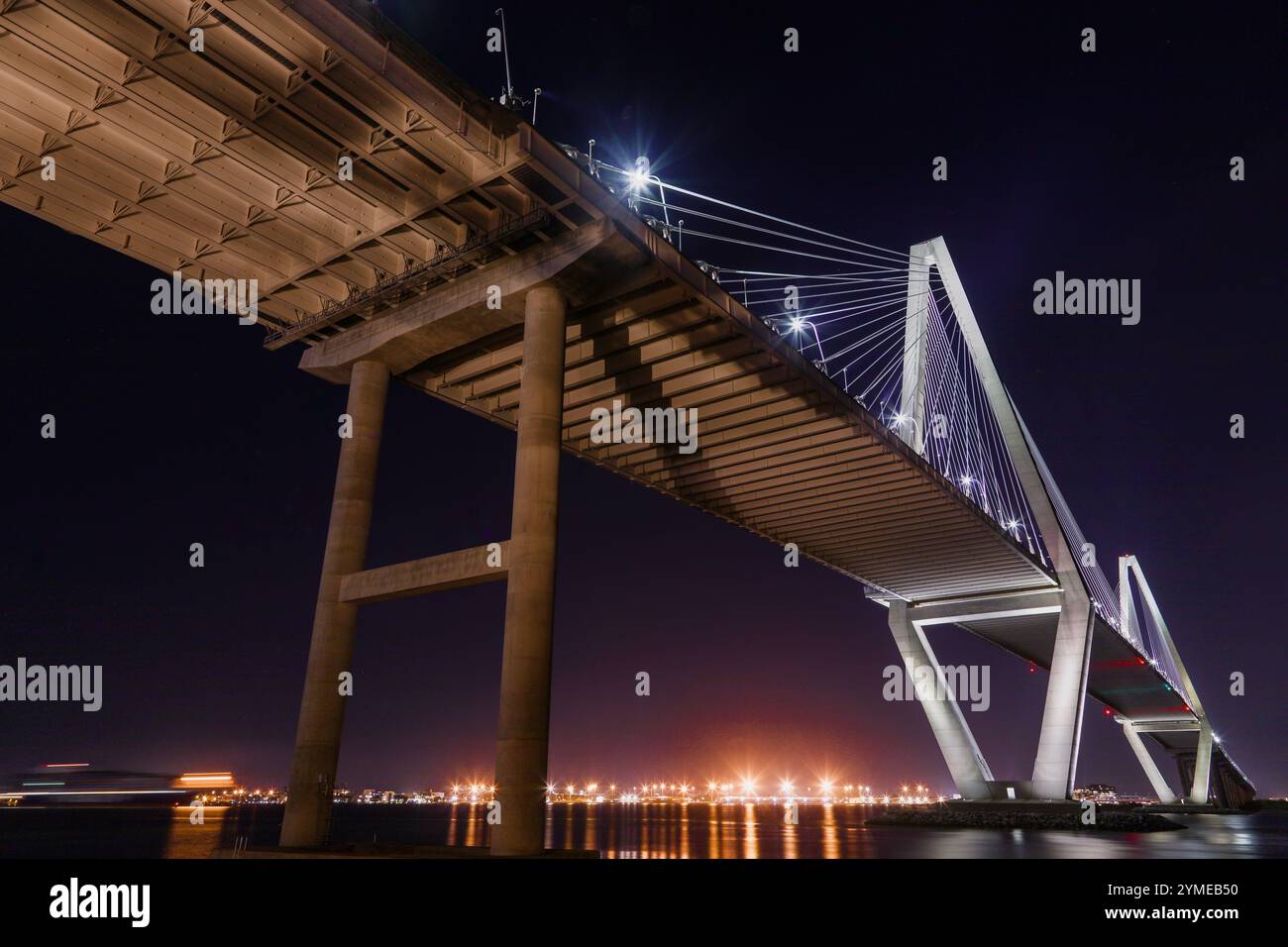 Unter der Ravenel Bridge in Charleston, SC Stockfoto