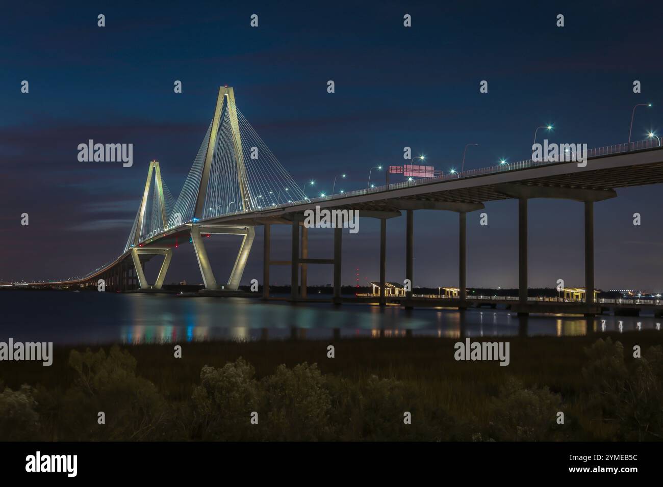 Bild der Nacht der Ravenel Bridge in Charleston, SC Stockfoto