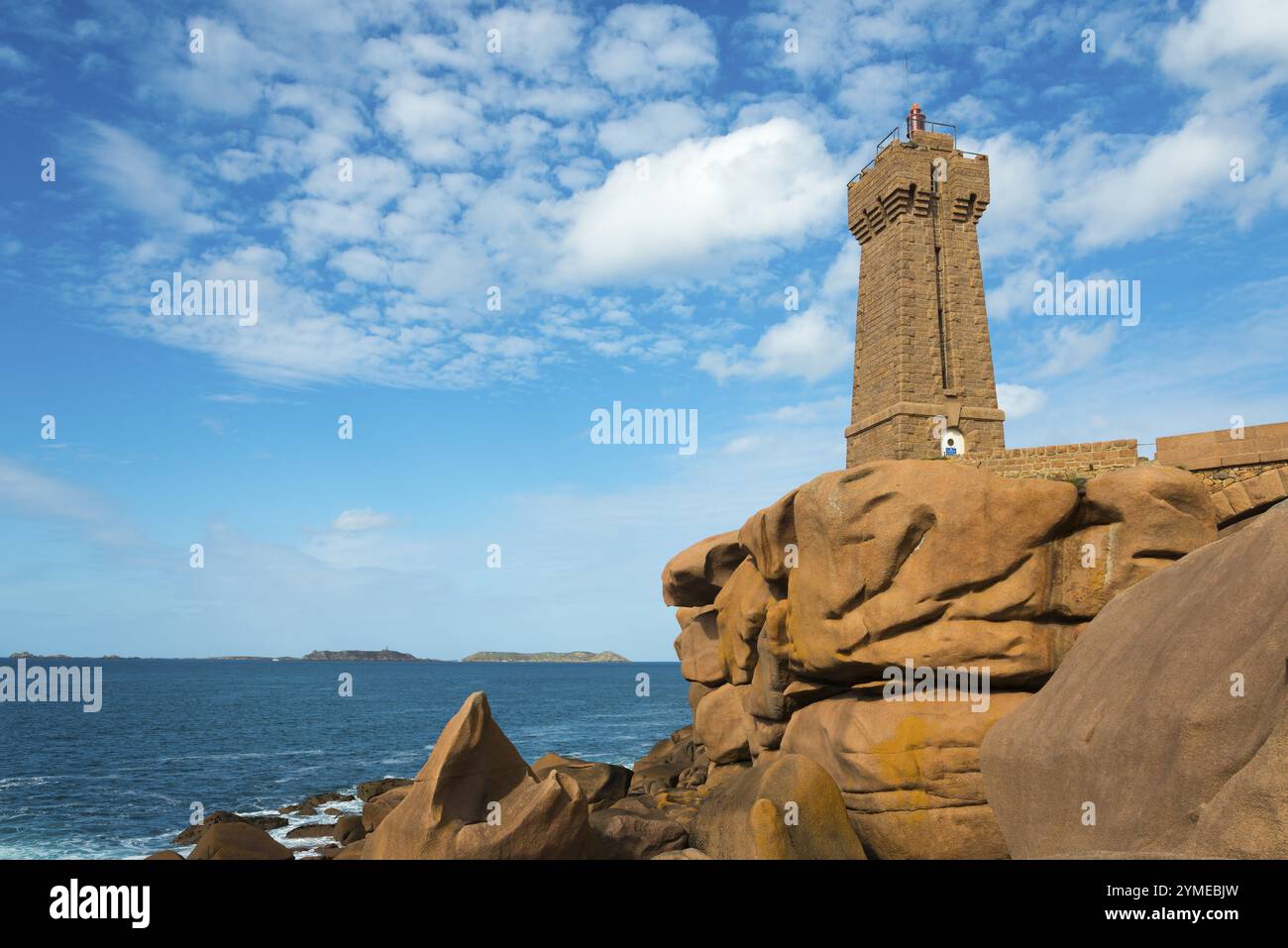Leuchtturm an der felsigen Küste vor einem klaren, bewölkten Himmel, Phare de Men Ruz, Ploumanac'h, Ploumanach, Pointe de Squewel, Perros-Guirec, rosafarbener Granit c Stockfoto