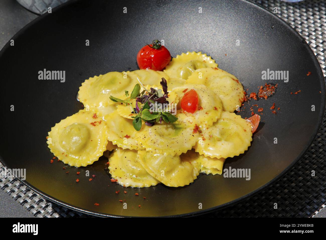 Ravioli, italienische Teigtaschen, gefüllt, Nudeln auf einem Teller serviert, Primo piatto, 1. Hauptgang, Kirschtomate, Cocktailtomate, Hotel Restaurant Schwanen Stockfoto
