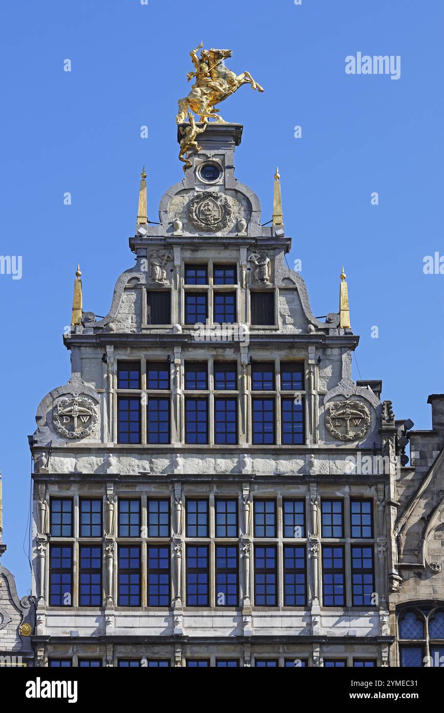 Historisches Gildenhaus Sint-Joris, Gildenhaus, Figur auf dem Giebeldach des Heiligen Georg, der Drachen tötet, Grote Markt, Altstadt, Antwerpen, Flandern, Belgien, Eur Stockfoto