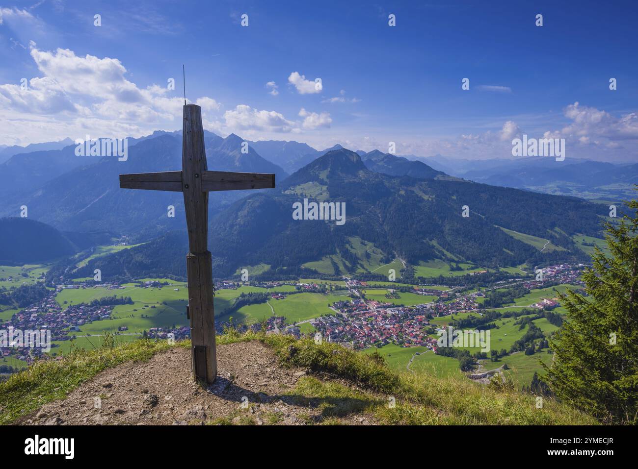 Panorama vom Hirschberg, 1456m, ins Ostrachtal mit Bad Oberdorf, Bad Hindelang und Imberger Horn, 1656m, Oberallgaeu, Allgaeu, Schwaben, Bayern, Deutschland Stockfoto