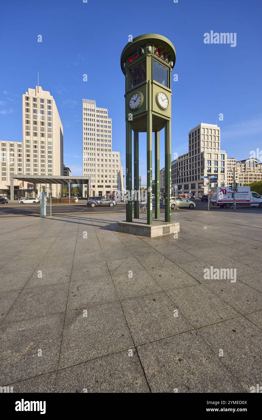 Nachbau und Denkmal der ersten Ampel und des modernen Bürogebäudes am Potsdamer Platz in Berlin, Hauptstadt, unabhängige Stadt, Bundesstaat Stockfoto