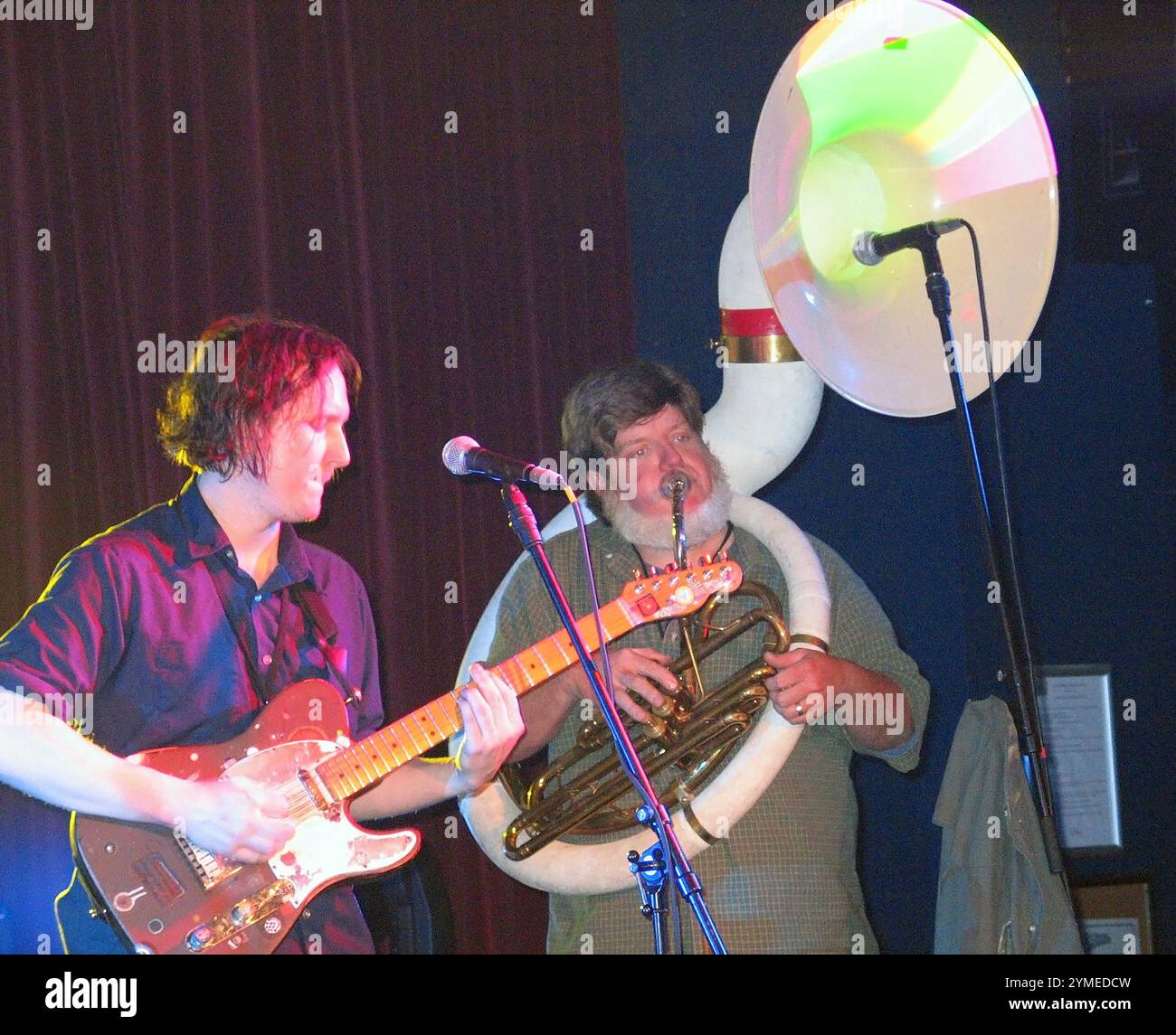 Will Cullen Hart (L) und Scott Spillane (R) von Olivia Tremor Control auf der Bühne bei All Tomorrow's Parties, Pontins Camber Sands, Rye, UK, 23.04.05. Stockfoto