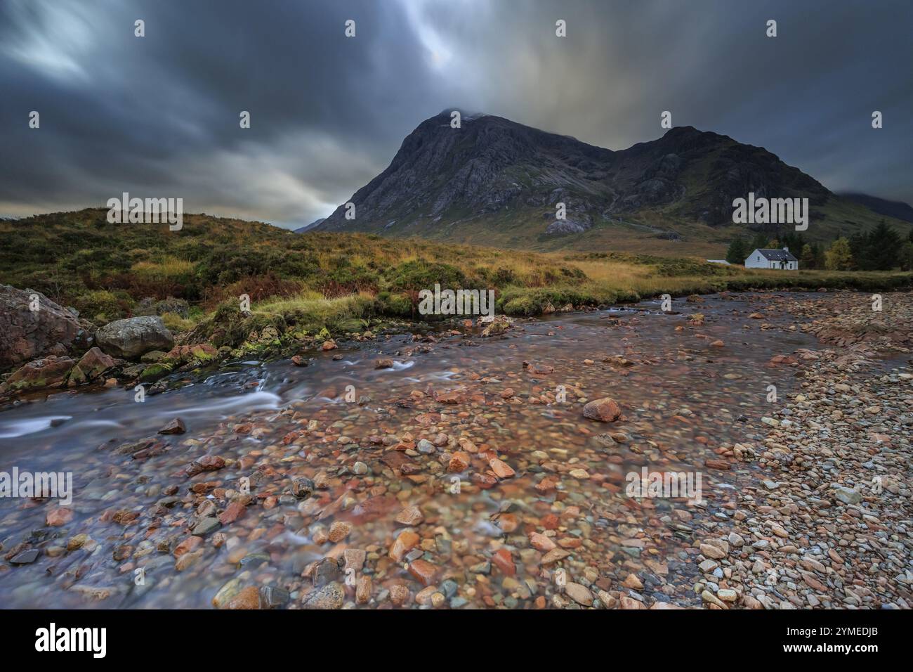 Wilder Fluss, bewölkte Stimmung, Hütte, Ferienhaus, lange Exposition, Herbst, Berge, Lagangarbh Cottage, Buachaille Etive Mor, Glencoe, Scottish Highlands, Scotl Stockfoto