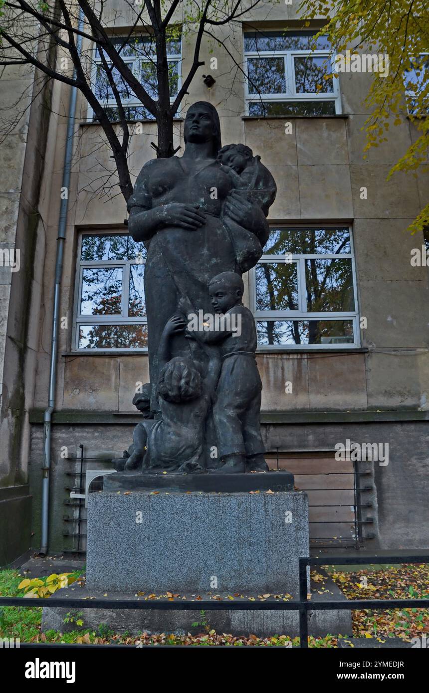 Außenansicht eines Fragments eines alten Infektionskrankheitskrankenhauses mit einer Skulptur einer Mutter mit vielen Kindern, Sofia, Bulgarien Stockfoto