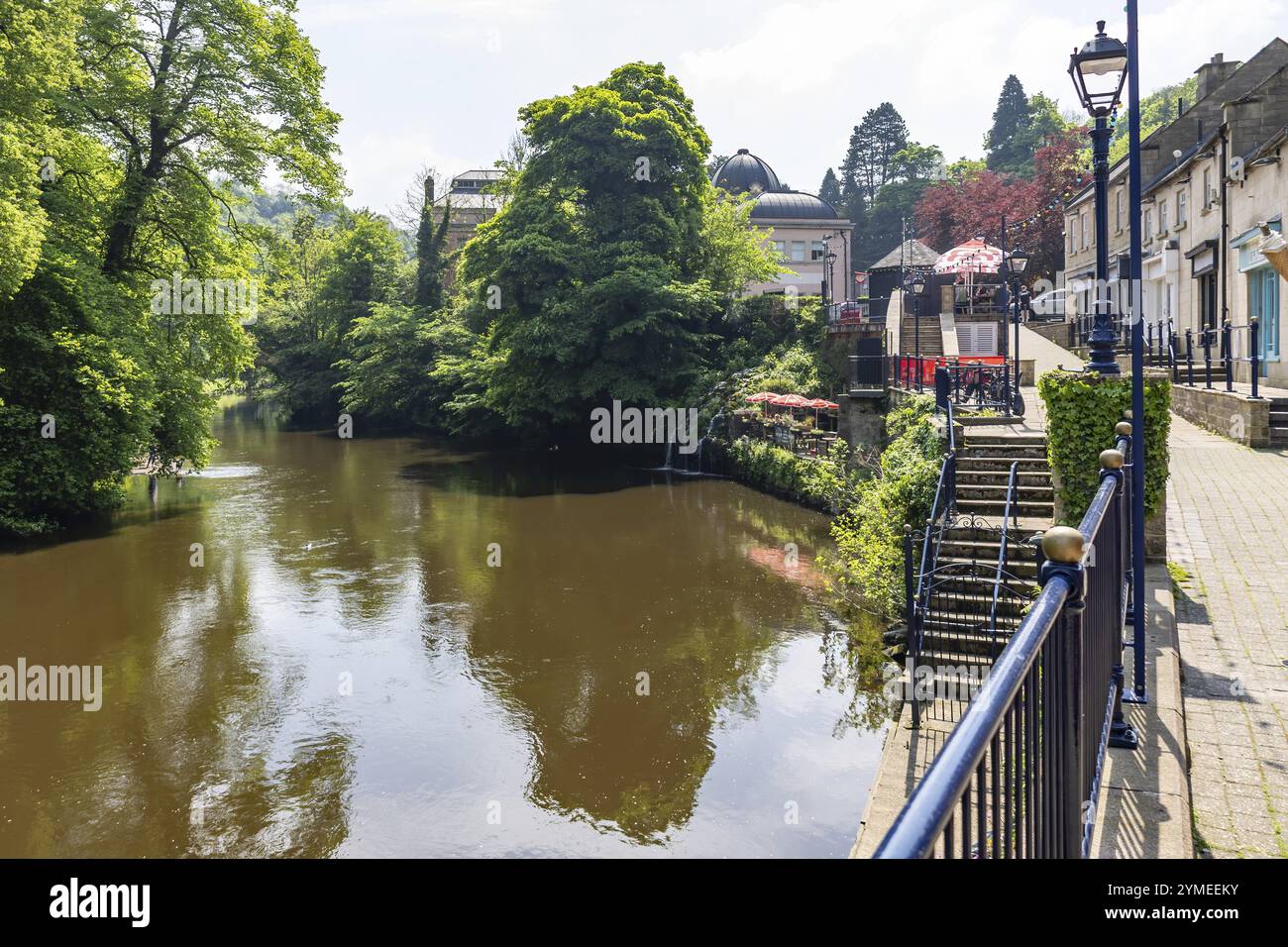 MATLOCK BATH, DERBYSHIRE, GROSSBRITANNIEN, 18. MAI. Der Fluss Derwent fließt am 18. Mai 2024 durch die Kurstadt Matlock Bath in Derbyshire. Nicht identifizierte Personen Stockfoto