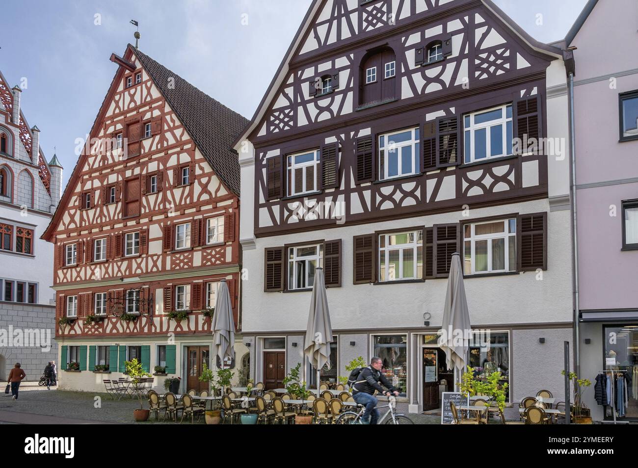 Fachwerkhäuser und spätgotisches Rathaus mit frühbarockem Giebel, historische Altstadt, Bad Waldsee, Oberschwaben, Baden-Württemberg, Deutschland Stockfoto