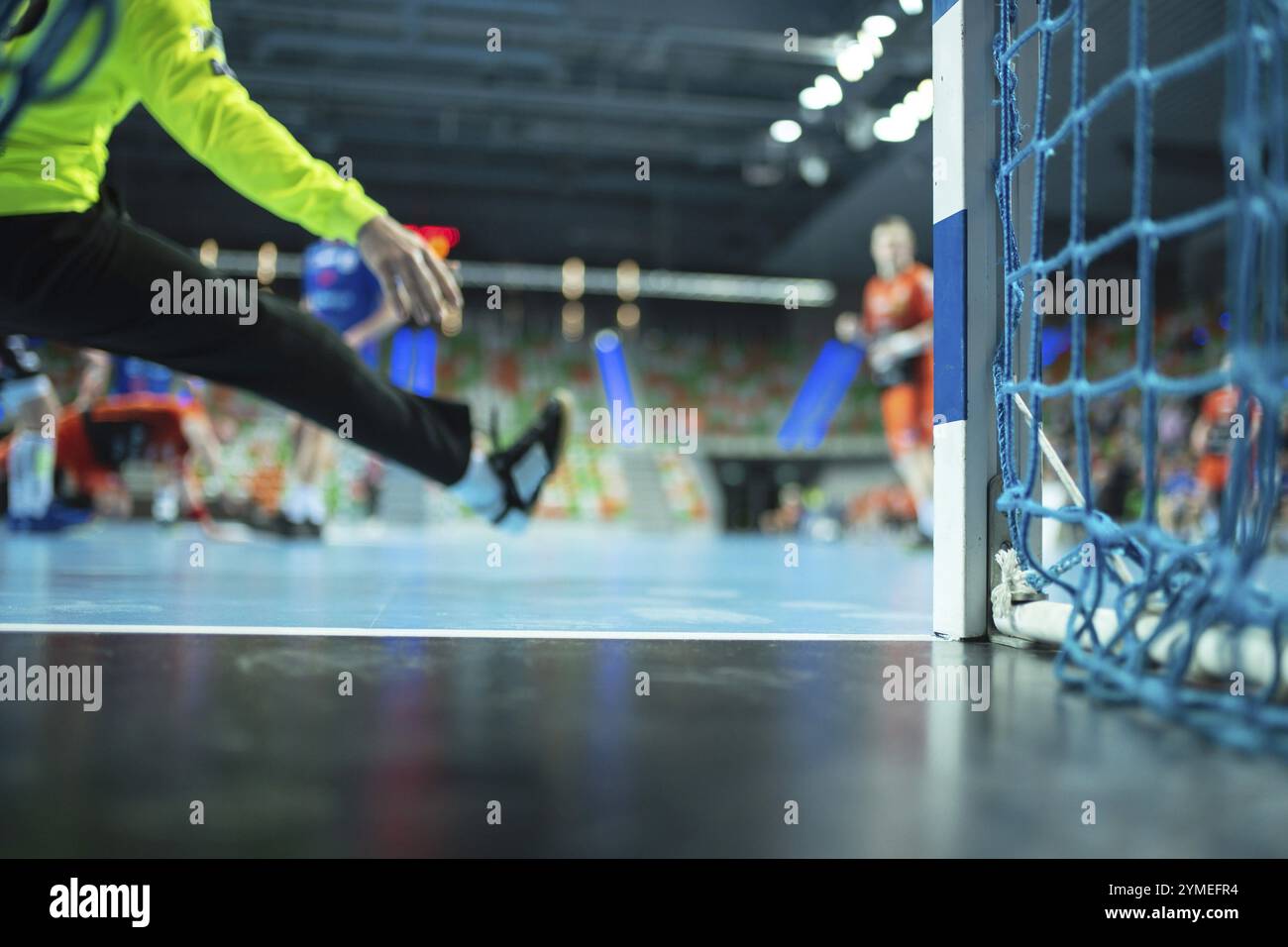 Detail der Handball Torpfosten mit Net und Handball Match im Hintergrund. Stockfoto